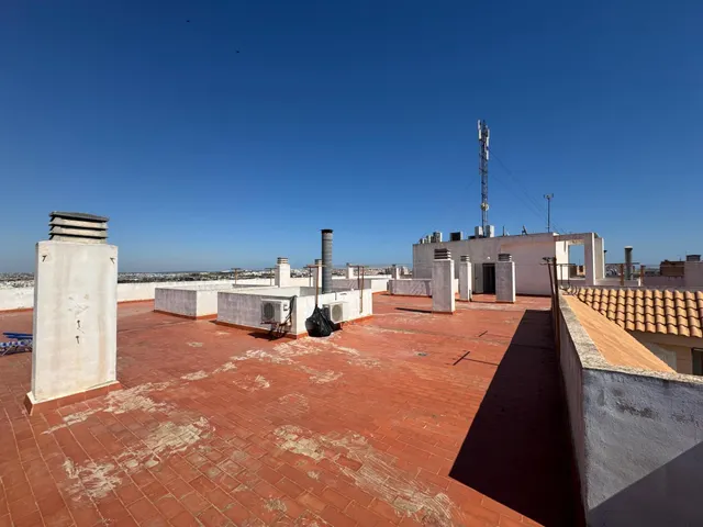 Apartamento con vistas despejadas y piscina — 31