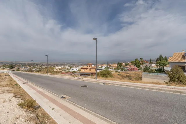 Terreno urbano de 750 m2 en Altos de La Zubia. Parcela 17, manzana M — 18