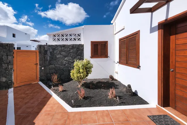 Villa con piscina y vistas despejadas a hacia el paisaje volcanico — 30