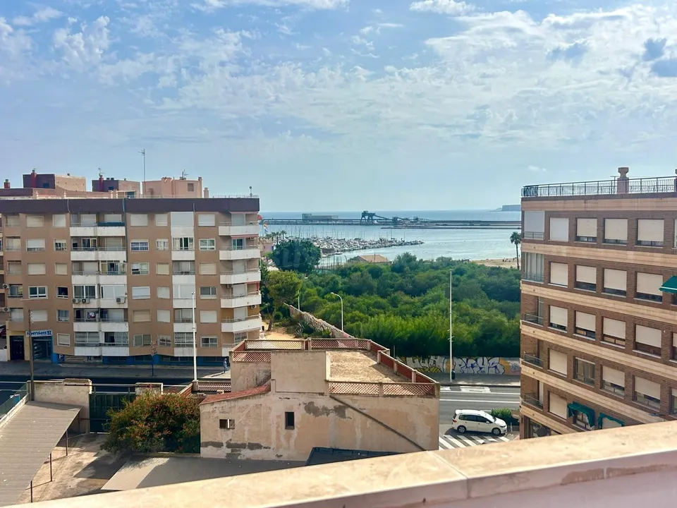 Ático con terraza, orientación sur y vistas laterales al mar junto a la Playa del Acequión