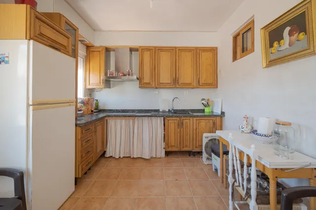 GRAN PARCELA CON VIVIENDA UNIFAMILIAR, 3 APARTAMENTOS, PISCINA Y VISTAS PANORÁMICAS EN PADUL (GRANADA) — 1.430 m2 DE TERRENO — 45