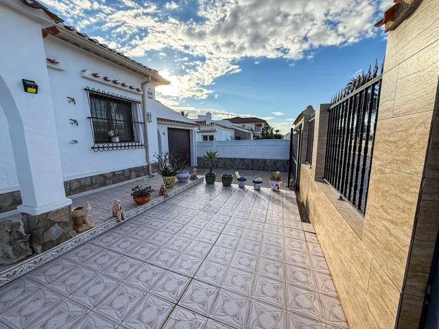 Amplio chalet pareado en El Chaparral — 4 dormitorios, 4 baños, piscina privada y gran parcela — 4