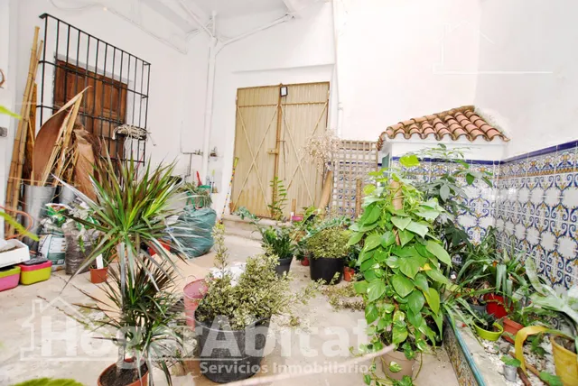 Amplia casa esquinera con terraza y trastero en el centro — 20