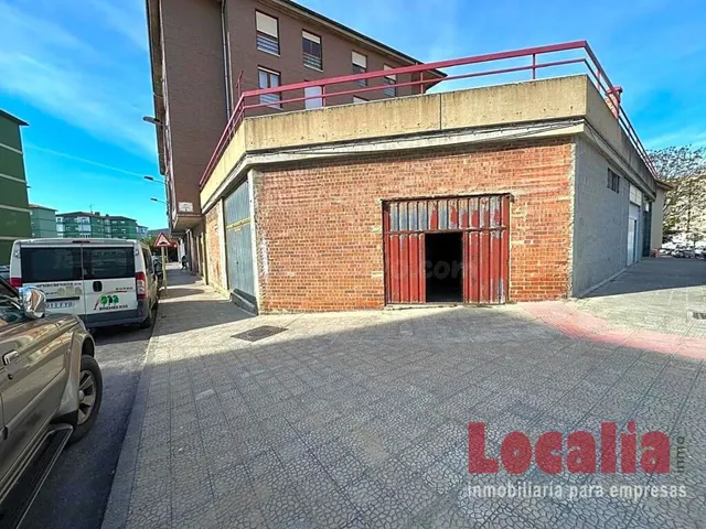 Local comercial con dos entradas en Torrelavega. — 2
