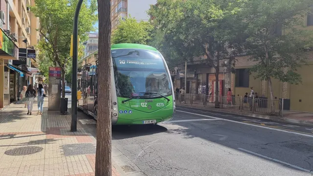 LOCAL COMERCIAL de 130 m2 a pie de calle. — 18