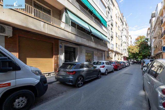 Local comercial junto a calle Alhamar. Ideal para oficina, despacho o almacén. Muy económico — 14