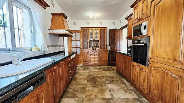 Encantador Chalet de 2 Plantas con Amplios Espacios y Terrazas — 4