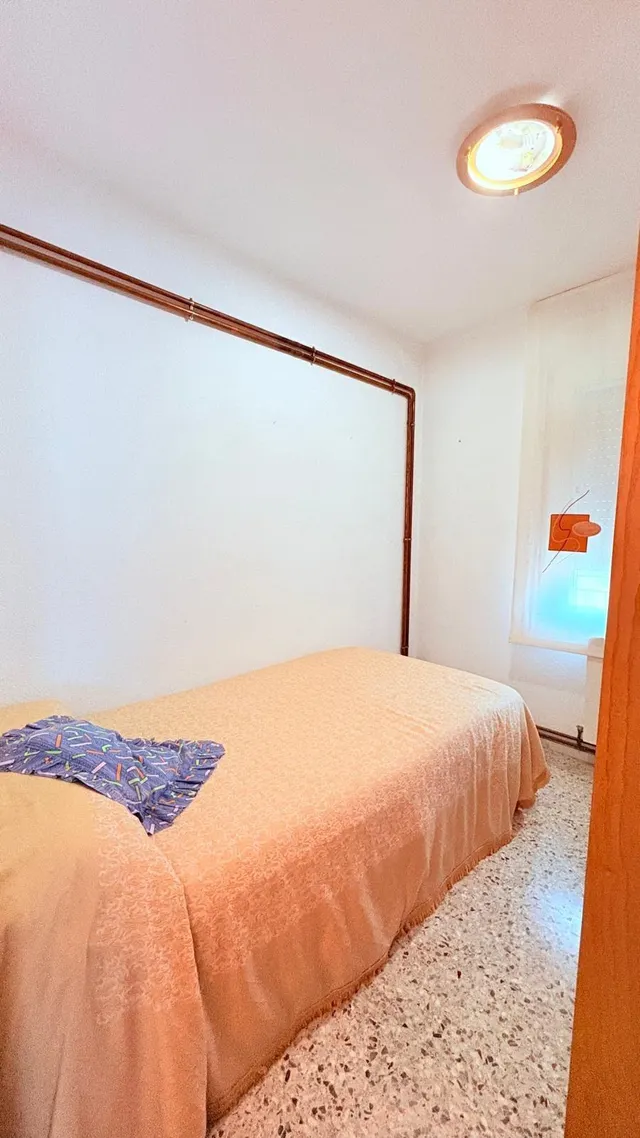 Pis cantoner totalment exterior amb balcó, orientat al sud i ascensor — 13