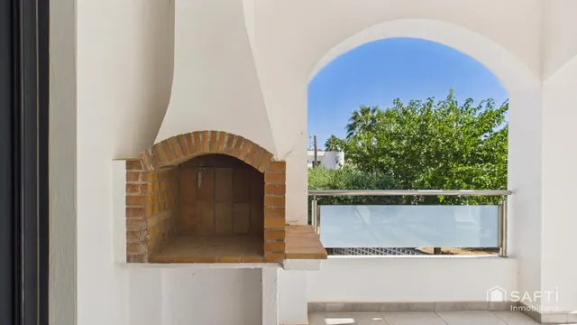 Casa moderna con cuatro habitaciones, piscina y garaje — 21