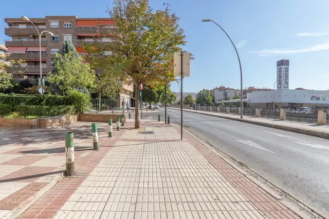 Plaza de garaje cerrado con estanterías en parque Genil cerca de Hospital La Inmaculada — 31