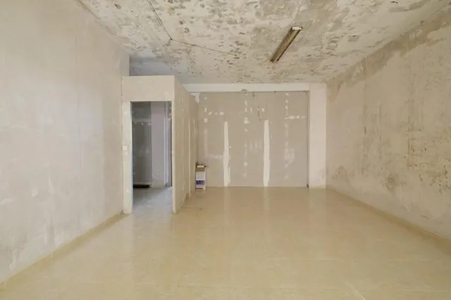 local comercial en avenida principal — 9