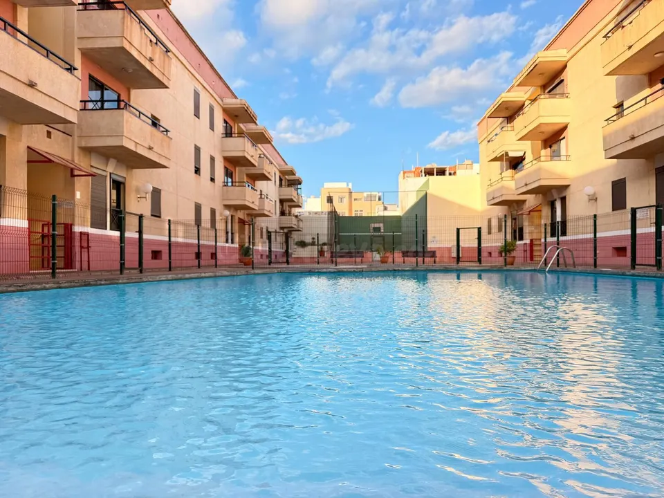 Terraza, piscinas y playa: tu nuevo hogar en Arinaga, con garaje y trastero