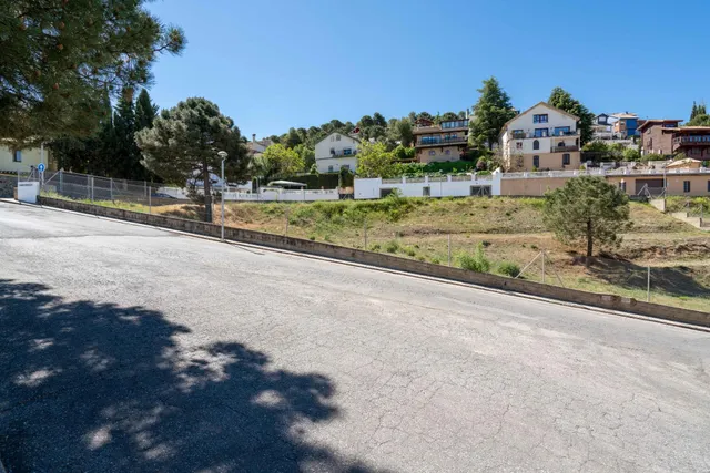 Parcela urbana de 2.000 m2 en la Zubia en un entorno único. — 4