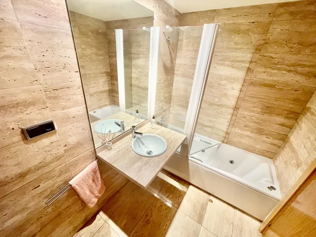 Muy buen piso de 4 Dorm. en Av. Oscar Espla — 31