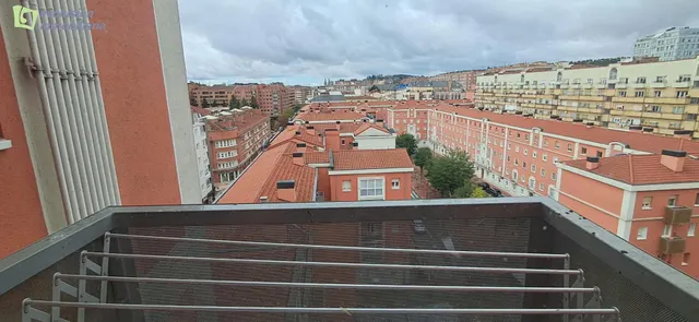 SE VENDE APARTAMENTO LUMINOSO CON GRAN POTENCIAL EN ZONA ALCAMPO EN BURGOS. — 12