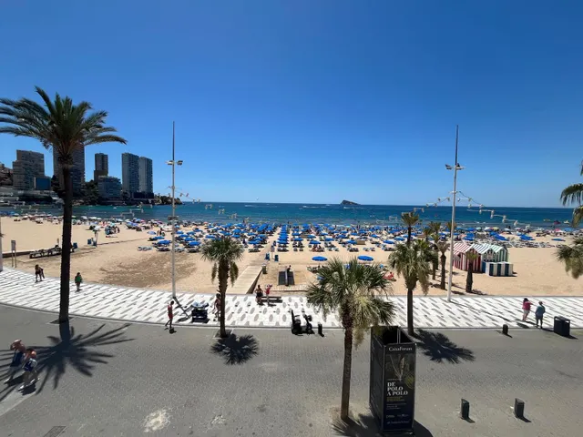 Alquiler larga temporada invierno,oct-jun con de 2 dormitorios en Benidorm primera linea mar,soleado — 31