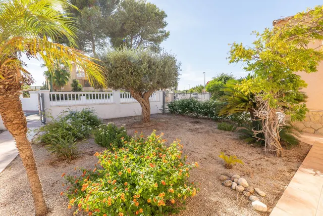 Casa en Riumar con parcela de 600 m2, piscina, garaje, jardín y parking para dos coches — 37