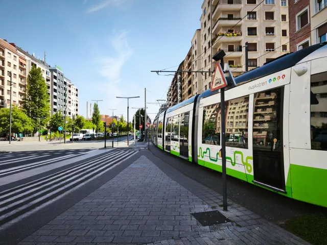 FANTASTICA OPORTUNIDAD 8º PISO 92m2 en AVENIDA GASTEIZ esq. Beato - LUZ Y VISTAS- 3 hab. para entrar a vivir o Actualizar — 32