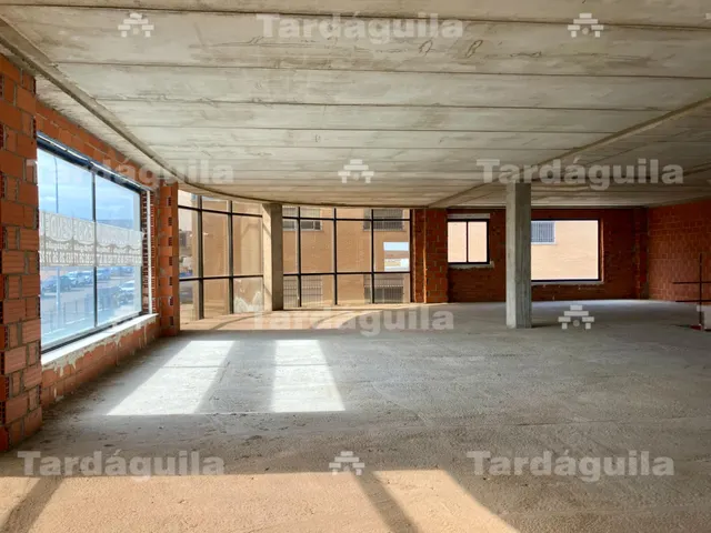 VENTA O ALQUILER DE 1.000 M2 DE LOCAL COMERCIAL EN POLÍGONO MONTALVO III. — 4