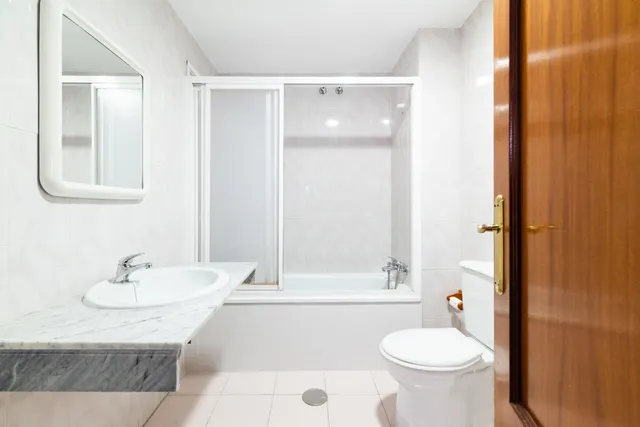EXCEPCIONAL OPORTUNIDAD, PISO  EN CALAHONDA. — 20