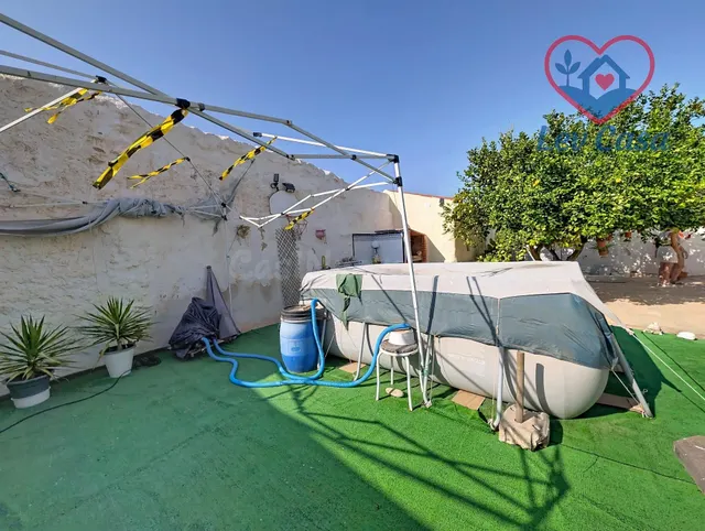 Casa de pueblo reformada con patio y parcela de 1.225 m2 en  - foto 3