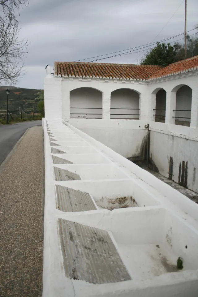 DOS SOLARES INDEPENDIENTES EN EL CASCO ANTIGUO DE GUALCHOS — 10