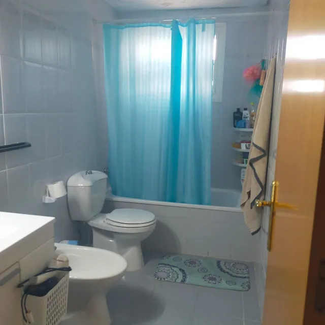 Piso de 3 dormitorios con cocina-comedor abierta y barra americana — 10