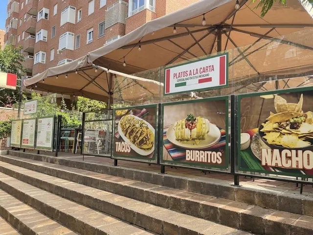 BAR RESTAURANTE con salida de humos y terraza — 3