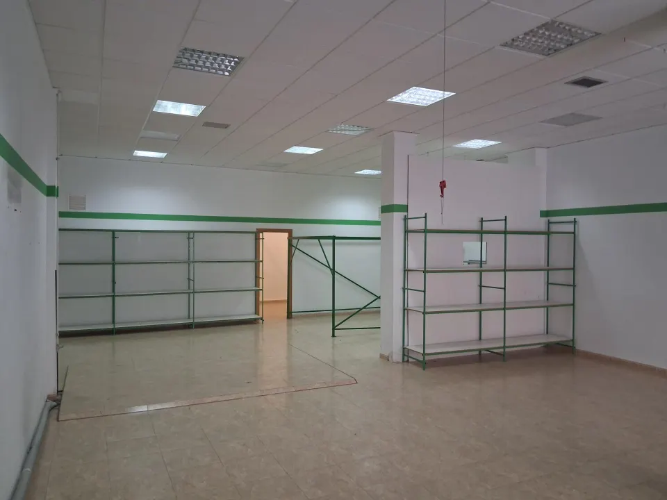 Local comercial impecable y versátil a pie de calle en Muro de Alcoy (Junto a Correos)