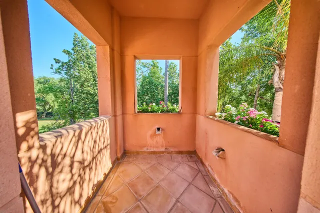 AMPLIA CASA DE 5 DORMITORIOS CON GARAJE, GRANDES TERRAZAS Y VISTAS AL CAMPO DE GOLF EN PLAYA GRANADA — 26