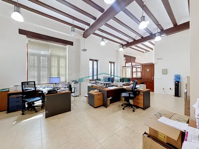 Amplio inmueble de 262 m2 con gran potencial residencial jun