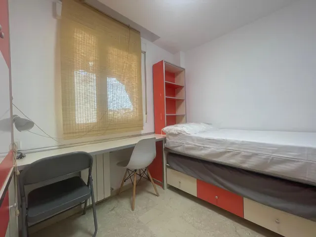 Amplia habitación  en Granada, Ideal para Estudiantes — 13