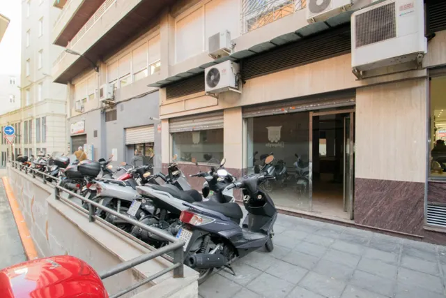 Local comercial junto a Mercado de San Agustín y a espaldas de Gran Vía. — 19