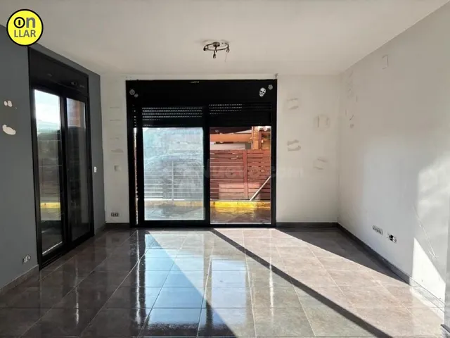 Amplia Casa en Montmelo - Oportunidad de Reforma Parcial - foto 4
