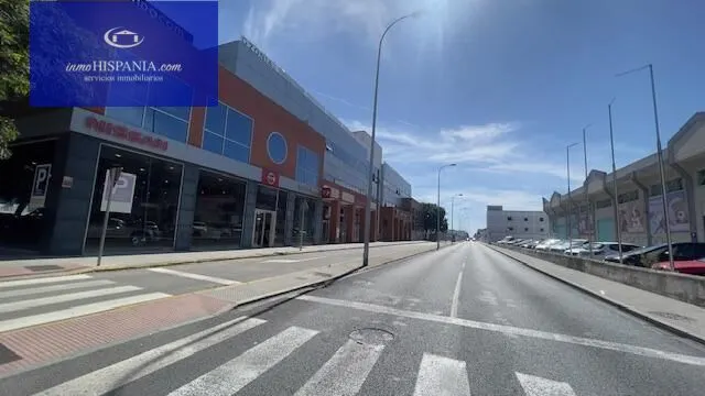 Se vende o alquila local totalmente diafano en Zona Franca — 33