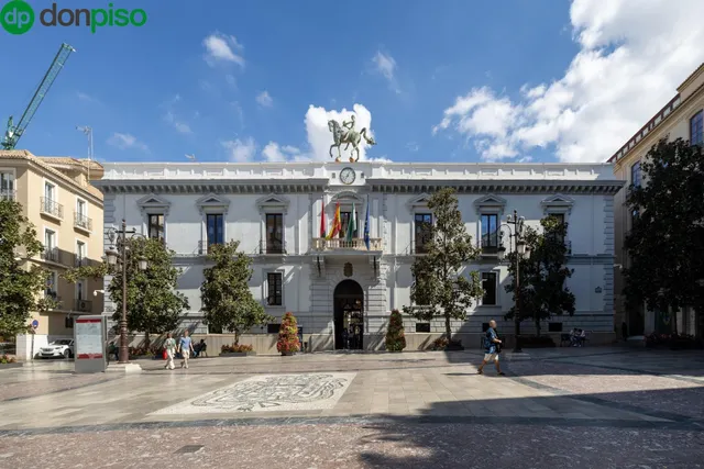 GRAN PISO EN PLAZA DEL CARMEN FRENTE AL AYUNTAMIENTO. — 2