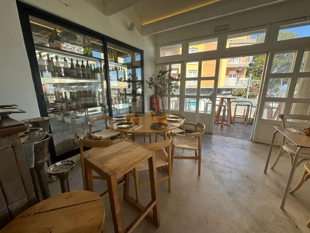 AMPLIO LOCAL EN VENTA EN NOGALERA — 18