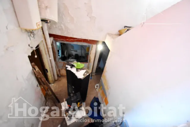 ¡ECONOMICA! AMPLIA CASA CON TERRAZA Y CON MUCHAS POSIBILIDADES — 28