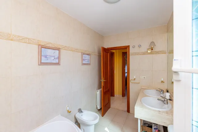 CHALET INDEPENDIENTE CON PISCINA PRIVADA, JARDÍN Y GARAJE EN MONACHIL — 45