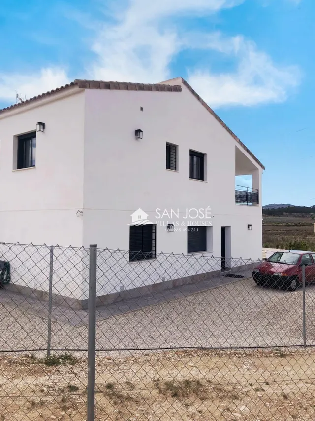 SE VENDE ESPECTACULAR CHALET DE LUJO EN MONOVAR. — 2