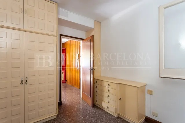 PISO CON MUCHAS POSIBILIDADES EN PLAZA CATALANA — 24