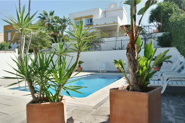 Impresionante chalet con piscina y en zona con campo de golf — 18