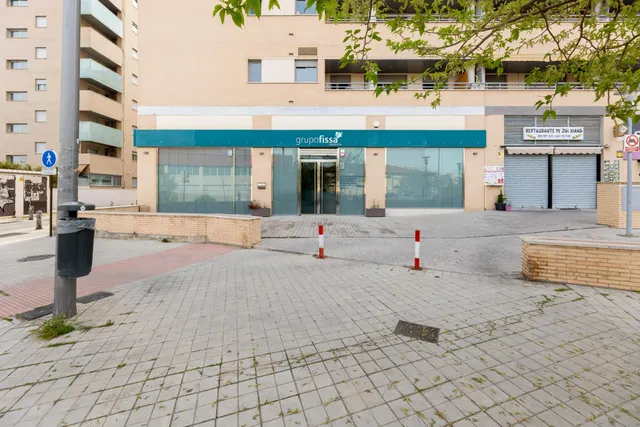 LOCAL COMERCIAL JUNTO AL CAMPUS DE LA SALUD — 28