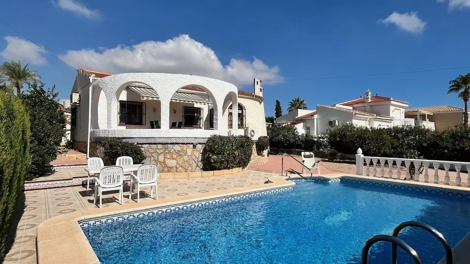 Villa independiente orientada al sur con piscina privada en un terreno de 502 m2 – Ciudad Quesada