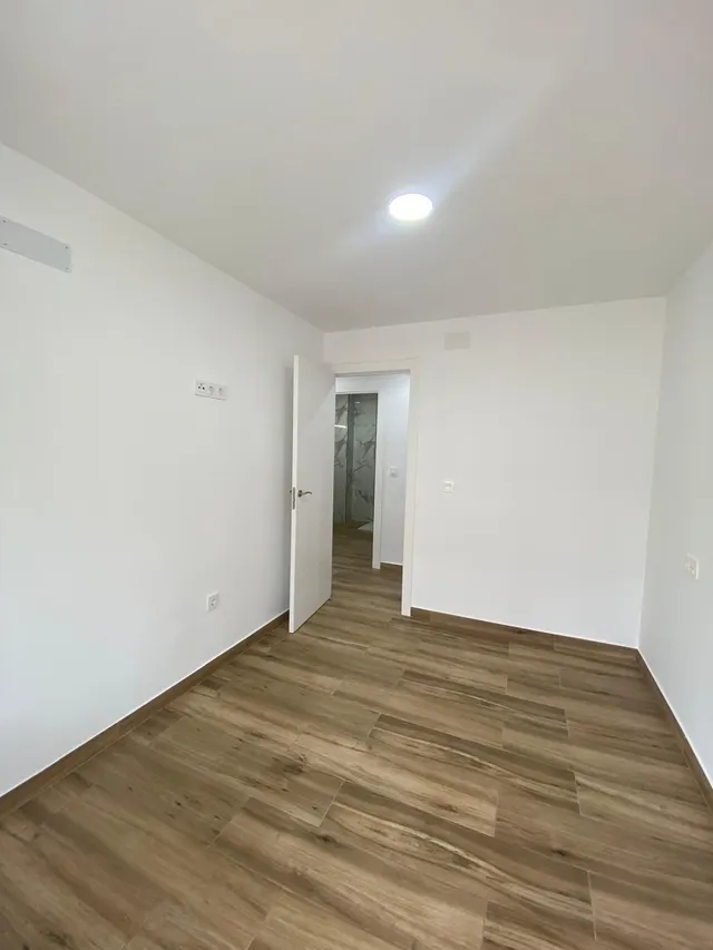 Reformado apartamento en primera línea de Torrevieja con vistas laterales al mar y piscina — 13
