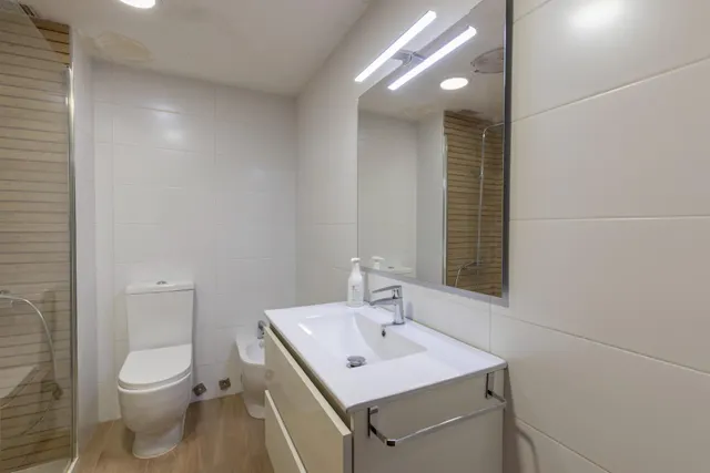 Piso en venta en pleno centro de Granada – Planta alta, garaje y gran potencial de reforma — 19