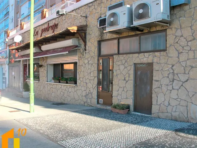 Se alquila o vende Bar Restaurante en avd. Constitucion — 26