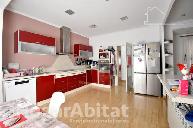 Extraordinaria amplitud en este luminoso primer piso con terrazas y trastero — 2