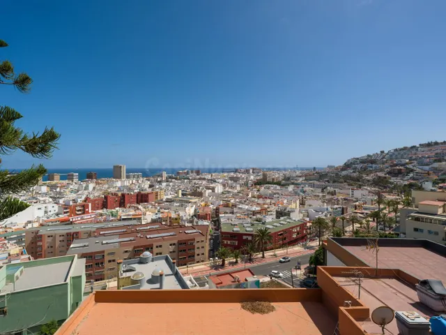Chalet independiente junto a Paseo de Chil, con jardín, ascensor y vistas a la bahía — 2