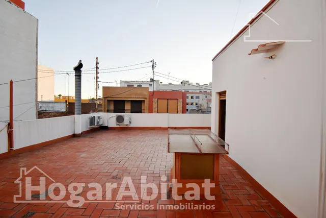 Amplia casa con local comercial, garaje y terraza — 12
